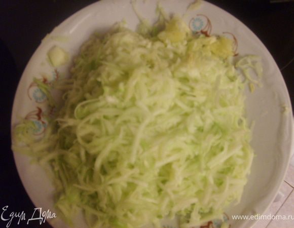 Натираем кабачки на мелкой терке