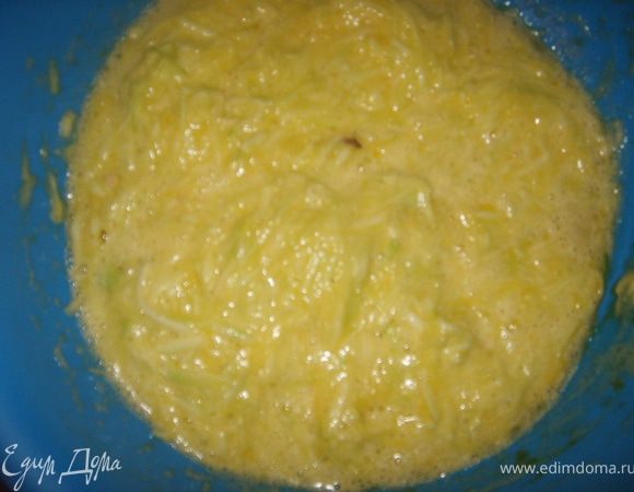 Смешиваем кабачки и яичную смесь со сметаной и растительным маслом, все тщательно перемешиваем