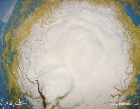 Добавляем дрожжи и просеянную муку, перемешиваем и ставим в теплое место на 1 час