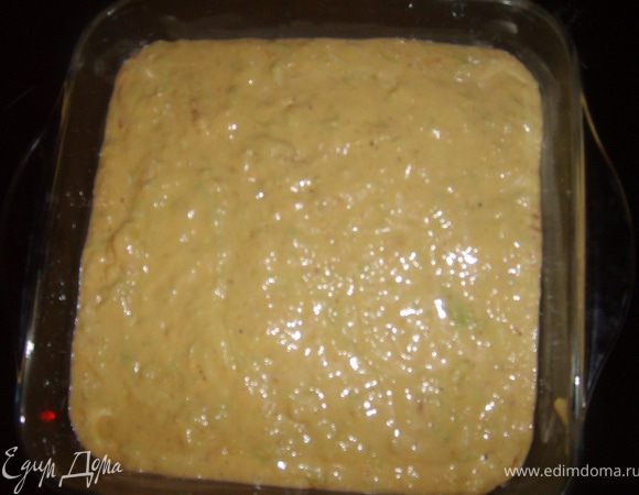 Смазываем форму маслом и выливаем наше тесто, форма у меня было 20 на 20,и 