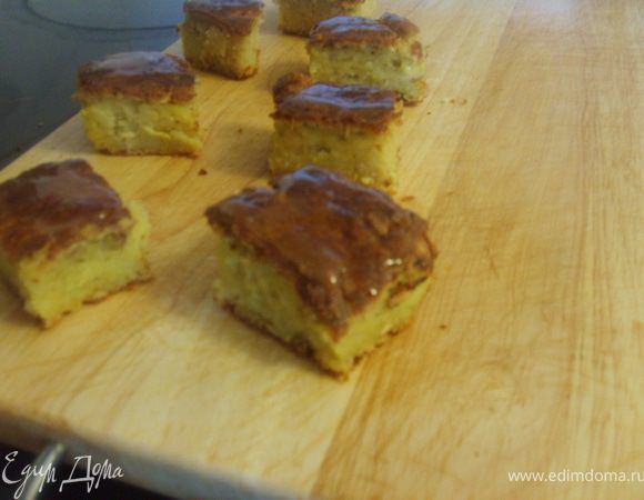 Вынимаем из формы, даем остыть, разрезаем на ромбики,  смазываем каждый ромбик медом