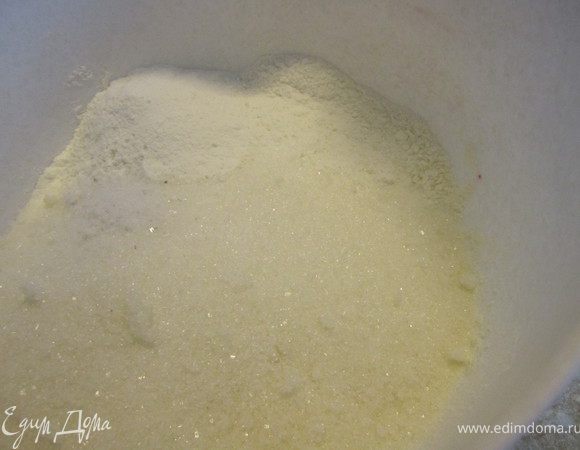 Муку, сахар, разрыхлитель, соль смешать.