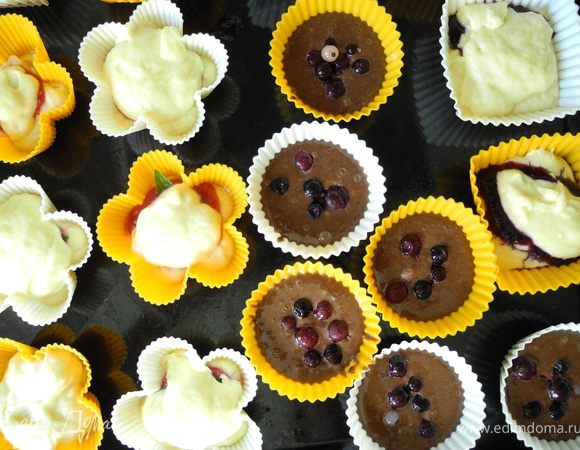 Затем на начинку снова положить слой теста. И тут у меня случилась оказия. Формочек подготовила много, а теста на них не хватило. Пришлось в срочном порядке замешивать еще тесто. Его я "слепила" из сгушенки, растительного масла, муки, какао и розмарина. Поэтому часть кексов у меня шоколадная. К сожалению, точного рецепта у меня нет, так как делала тесто с какао "на глазок". Рада, что оно меня не подвело.
Выпекать минут 25-30, в зависимости от размера формы, при 180 градусах. 