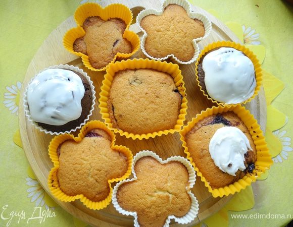 Вот такие красавцы у меня в результате получились. Очень понравились из сметанного теста, в меру нежные, хорошо держат форму, внутри начинка с оттенком базилика.
Украсить можно глазурью. 