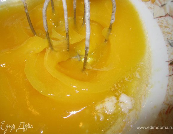 Желтки отделить от белков.
Желтки смешать с растительным маслом.