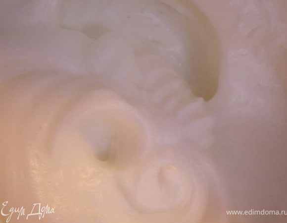 Белки взбить с лимонной кислотой, до стойких пиков.