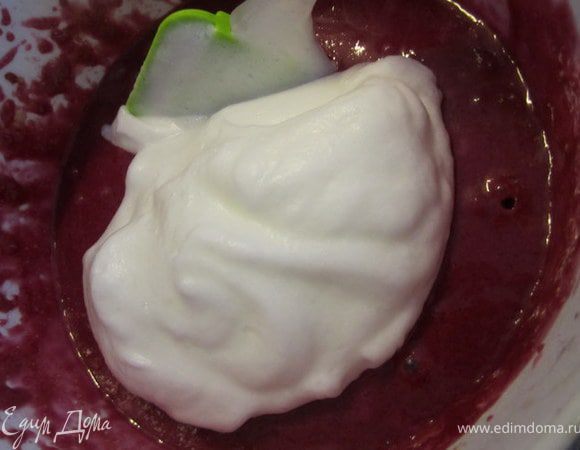 В три приема аккуратно вмешать в тесто.