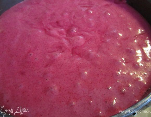 Тесто вылить в форму.