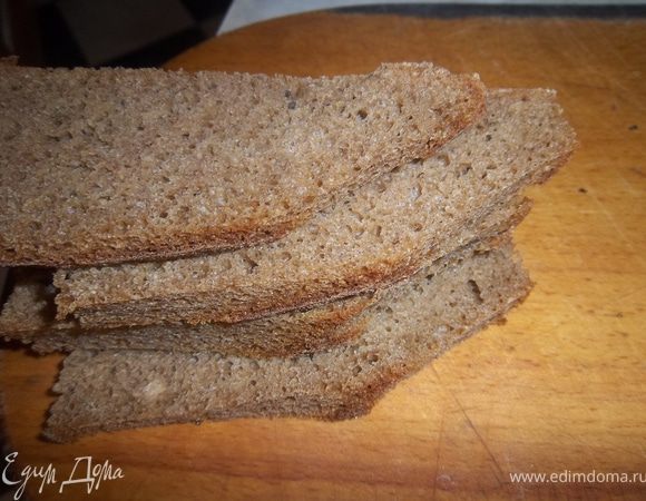 С хлеба срезать корку. 