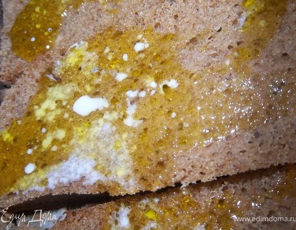 Крупные куски хлебного мякиша уложить на противень, слегка сбрызнуть оливковым маслом.