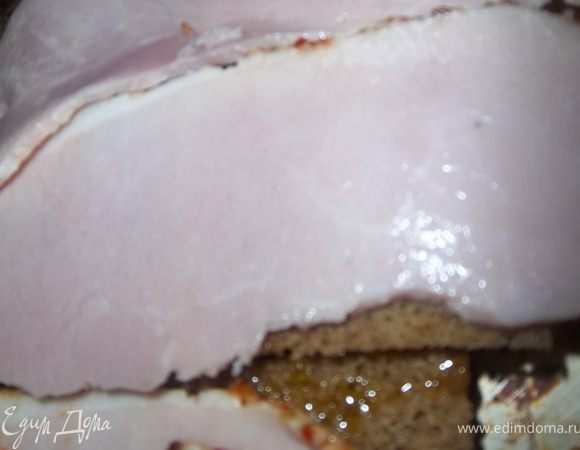 Сверху выложить ломтики бекона и запекать в разогретой духовке около 10 минут.Духовку предварительно разогреть до 200°С.