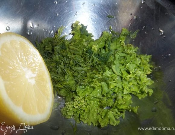 Крупно нарезать салат, добавить 2-3 ст. ложки оливкового масла, лимонный сок, соль, перец, все перемешать.