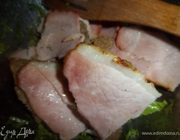 Выложить на тарелку слоями листья салата, хлеб с беконом