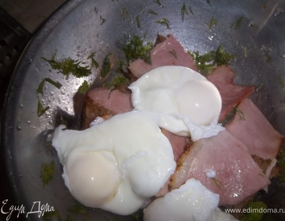 Выложить сверху на тарелку яйца, сваренные "пашот".