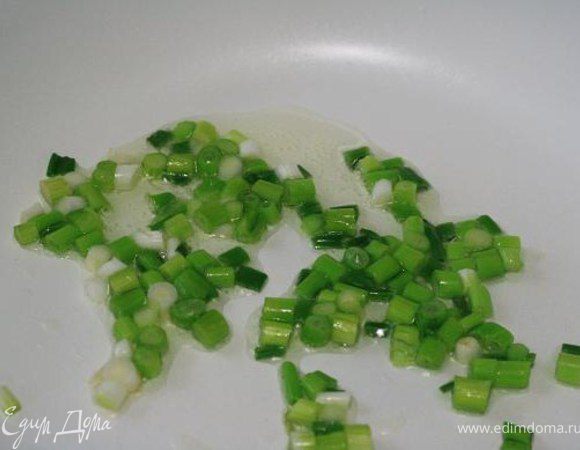 Лук (зеленый, шалот, репчатый...)обжариваем на растительном масле
