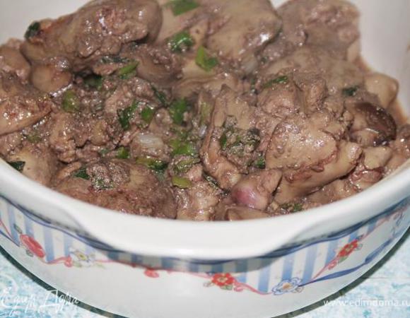 Затем добавляем к луку печень (предварительно обсушить бумажными полотенцами), обжариваем совсем чуть-чуть, буквально минутки три, а затем перекладываем в керамическую кастрюлю (можно разложить по горшочкам)
