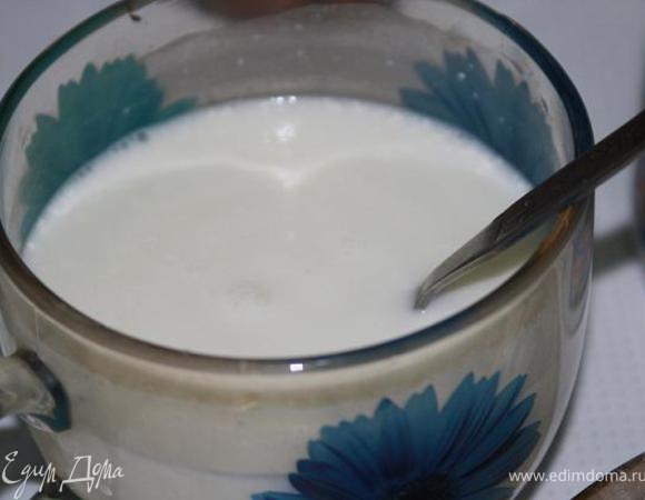 Две столовых ложки сметаны заливаем 1/2 чашки холодной воды, хорошо размешиваем, солим
