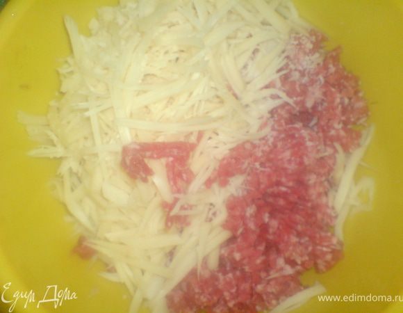 в свино-говяжий фарш добавить тёртый сыр 