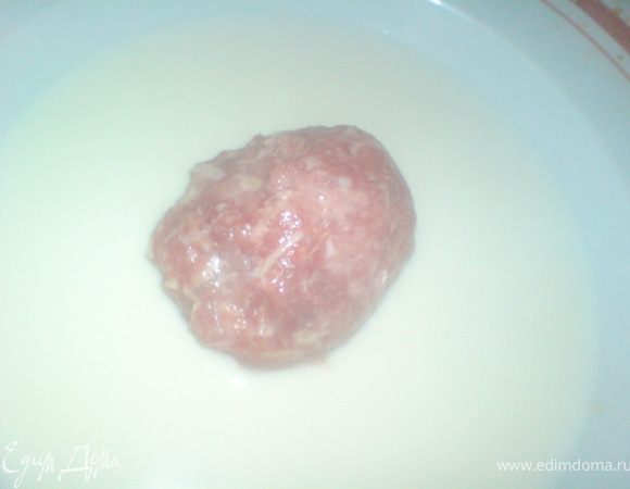 посолить ,поперчить,тщательно перемешать,сформовать котлетки и каждую обмакнуть  в молоке