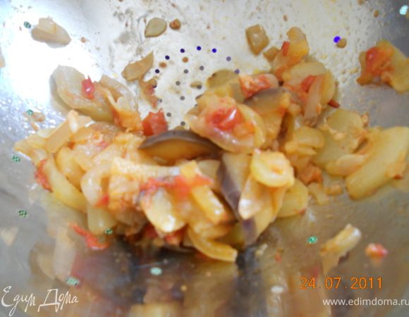 когда овощи приготовились, часть без жидкости отложить в отдельную миску, а часть ту, что осталась с соусом, взбить в блендере до однородности, и так у нас получились овощи тушеные и соус!