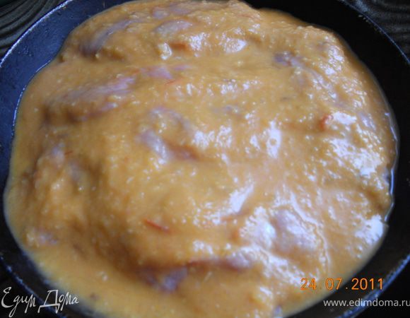 когда все наши куринно овошные рулетики слеплены заливаем их соусом(тем что приготовили) и в духовку на 40 минут