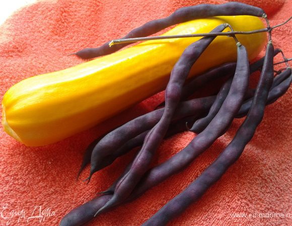 Берем нужные овощи (Цукини тоже свой) и хорошо моем под проточной водой.