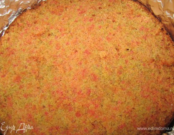 Приготовить разъемную форму, бока закрыть фольгой или пергаментной бумагой.
Выложить в форму один корж.