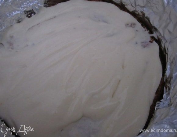 На корж выложить крем.