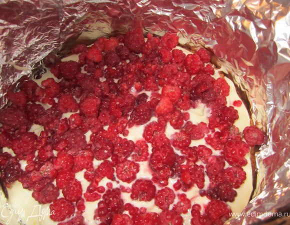 Добавить половину малины.