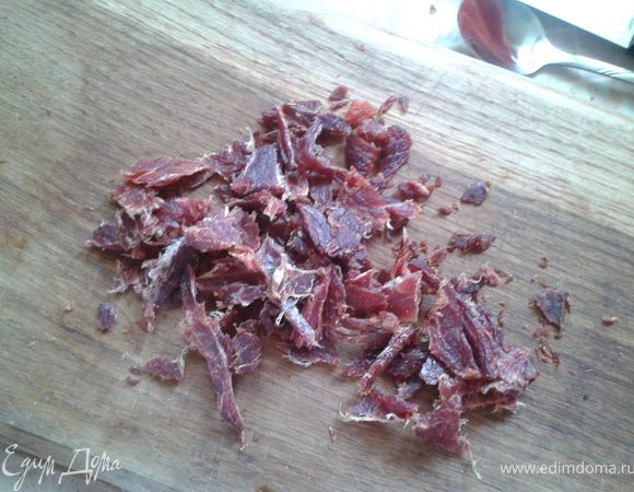 Режем мясо (у меня вяленое) можно что-то типа бастурмы или даже московской колбаски)