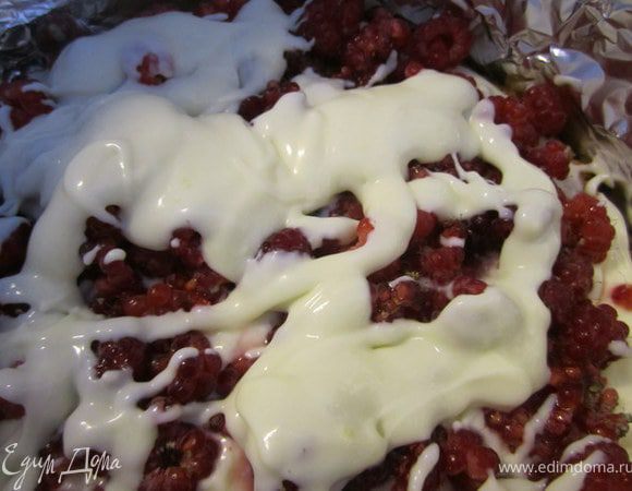 Сверху немного крема.
Покрыть коржом.