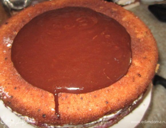 Шоколад растопить, добавить масло.
Покрыть помадкой торт.