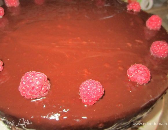 Украсить малиной и белым шоколадом.