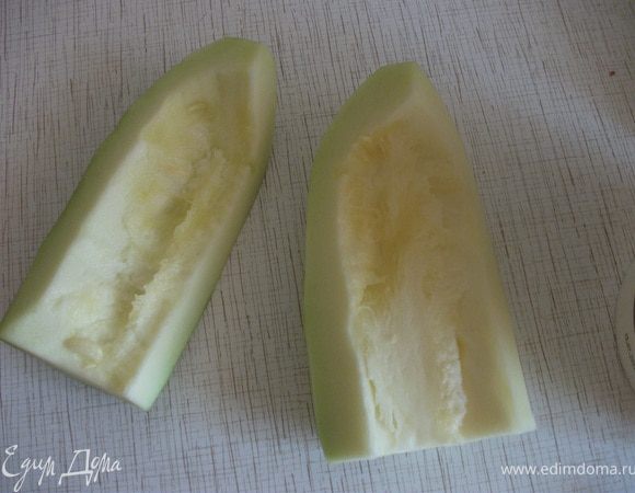 Кабачки разрезать напополам, очистить от кожуры и семечек. 