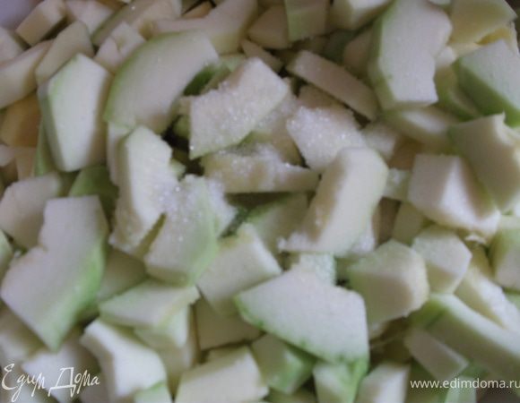 Нарезаем кабачки небольшими кусочками-дольками. 