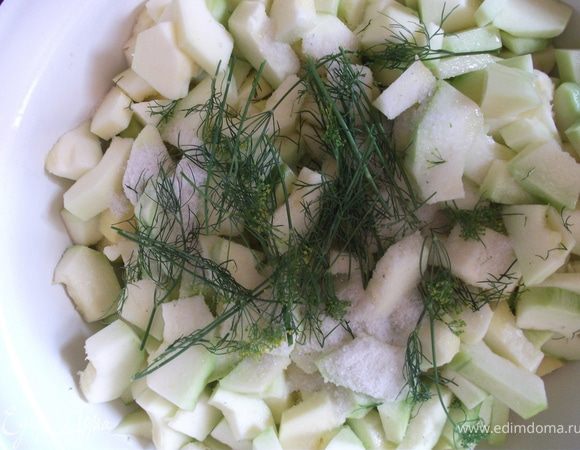 Затем добавляем сахар, подсолнечное масло, уксус, соль, лавровый лист.