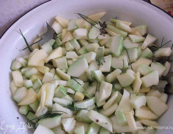 Перемешиваем всё и оставляем на 6 часов. Я периодически помешивала, со дна поливала рассолом всю смесь снова. 