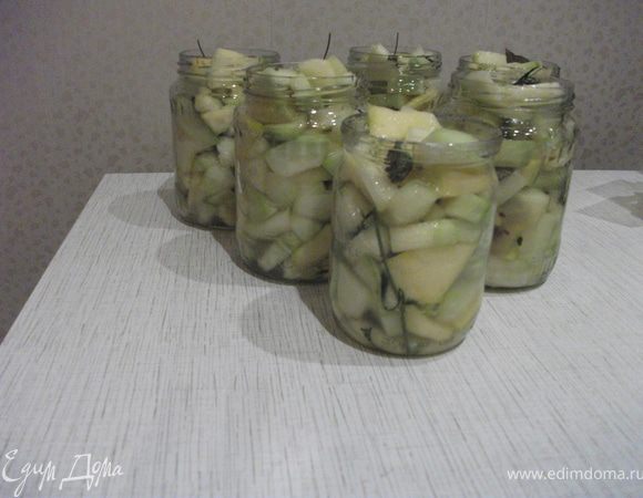 Затем кабачки разложить в банки. 