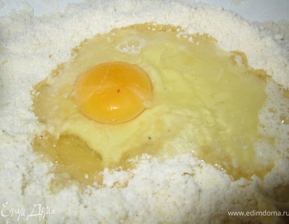 Сделать углубление, добавить яйцо растительное масло, соль, воду.