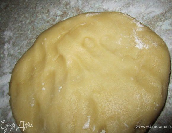 Тесто немного растянуть руками.