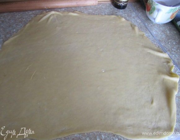 Раскатать тесто ка можно тоньше.