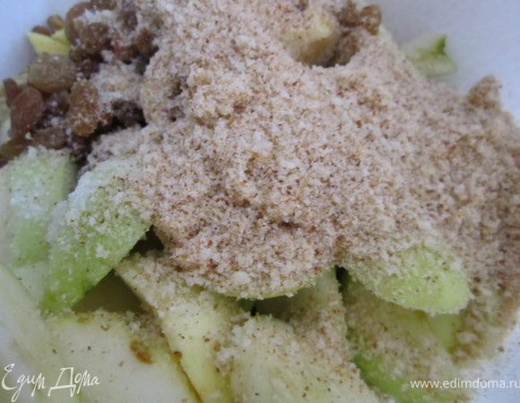 В начинку добавить 3 ст.л. сухарей.