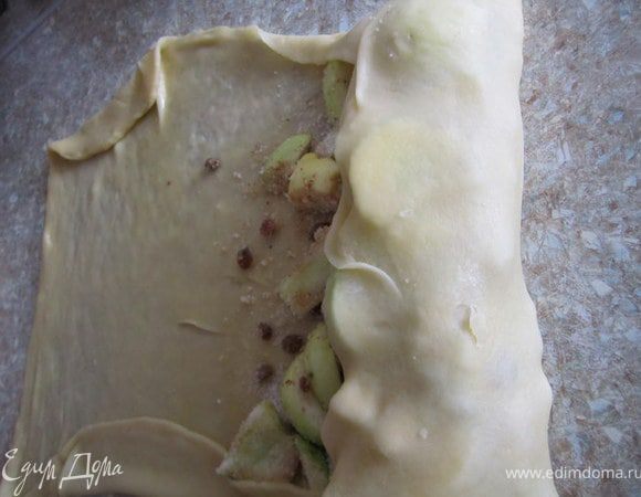 Аккуратно свернуть в рулет.