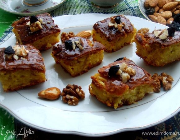 и украшаем орехами и изюмом) Вот такая необычная пахлава у меня вышла!) Вкус как у настоящей, а рецепт другой)) В который раз убеждаюсь, что не надо бояться экспериментов! Приятного наслаждения, Друзья Мои!