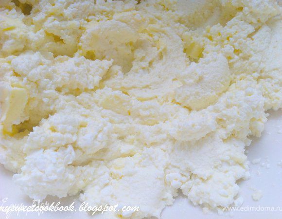 Творог протереть сквозь сито (или взять крем-творог). Смешать его с маслом, солью, перцем. Чеснок выдавить сквозь чеснокодавку, добавить к творогу.