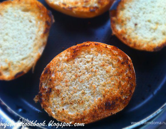 Багета у меня не было, взяла булочки, помните из детства те, "по 3 копейки";)
Разрезать их пополам, обжарить их на сковороде без масла до золотистой корочки.