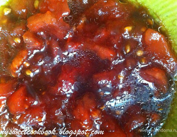 Томаты (я брала свежие и сняла с них кожуру) нарезать, смешать с оливковым маслом и винным уксусом. Я уксус не очень люблю, но в этом рецепте он не чувствовался сильно и придал пикантную кислинку блюду.