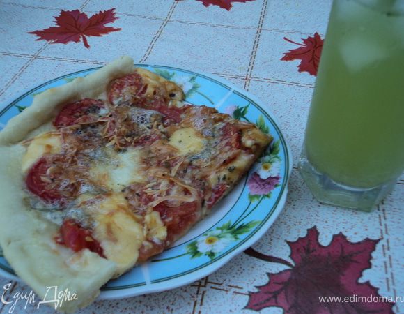 На лепешки положите кружочки томатов и ломтики чеснока. ПОсолите и поперчите, сверху сбрызните оливковым маслом. Затем посыпьте сыром и украсьте шалфеем. Выпекайте в течение 20 мин. Приятного аппетита!