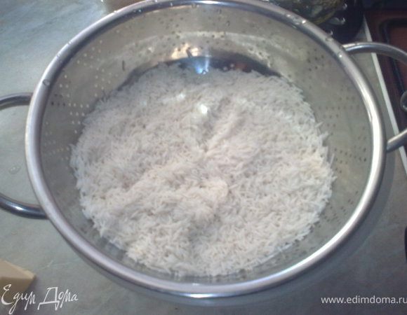 рис промыть, переложить в дуршлаг