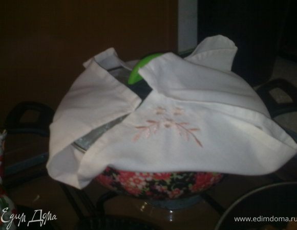 затем как прожарится,добавить воды(3,5)стакана,посолить,есть у нас (сарыкёк)это приправа меняет цвет любого блюда( блюдо смотрится как цвет солнца))),закрываем крышку и готовим на очень тихом огне. Как только увидите,что вода отпарилась,добавьте немного масла( ну примерно 100гр) обмотайте крышку полотенцем и накройте кастрюлю,забудьте о ней минут 15-20,иногда присматривайте,чтобы дно не подгорело.